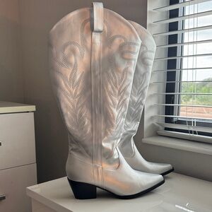 Arula Silver Western Cowboy Boots - Wide Calf